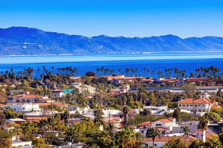 Luftaufnahme der Küste von Santa Barbara mit Bergen im Hintergrund.
